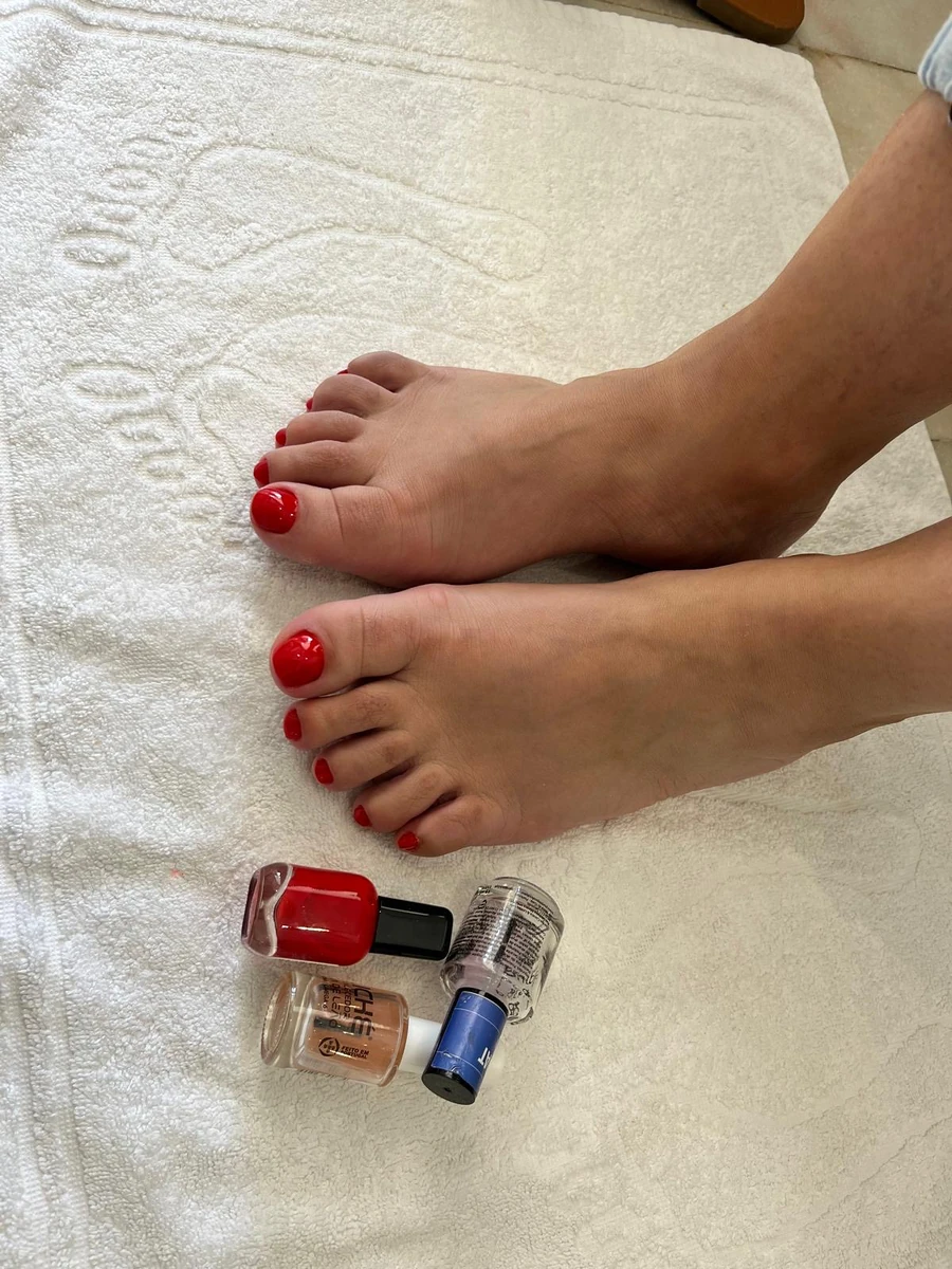 Pedicure com verniz vermelho