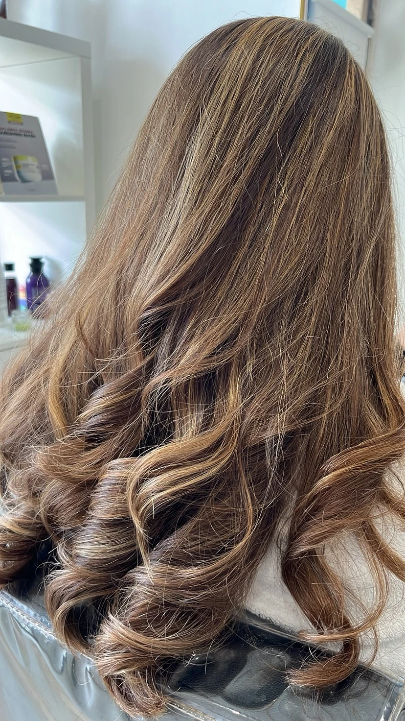 Balayage caramelo com caracóis largos, feito no Brilho Meu
