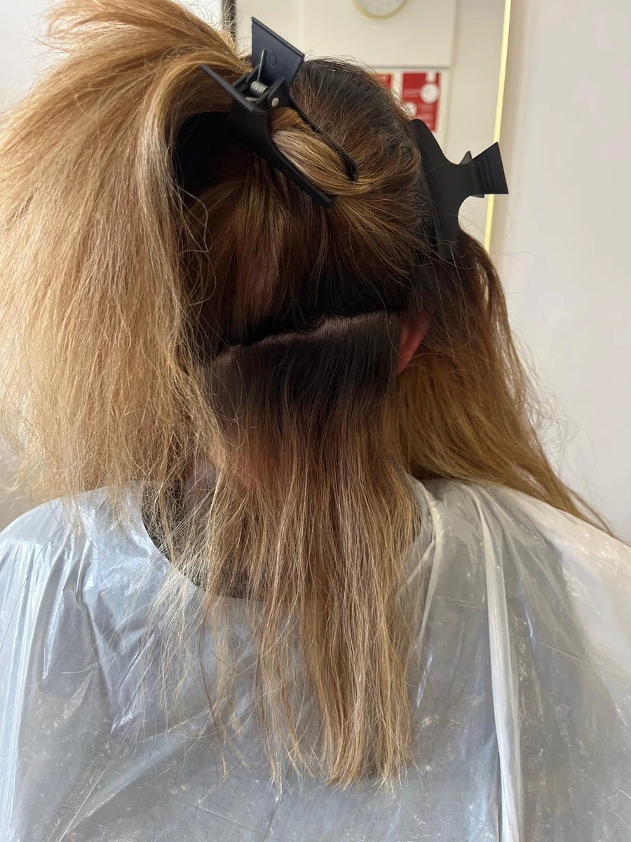 Cabelo separado por secções durante a coloração