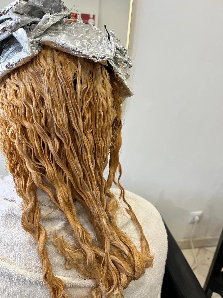 Cabelo aclarado com papel de alumínio, durante a mudança de cor