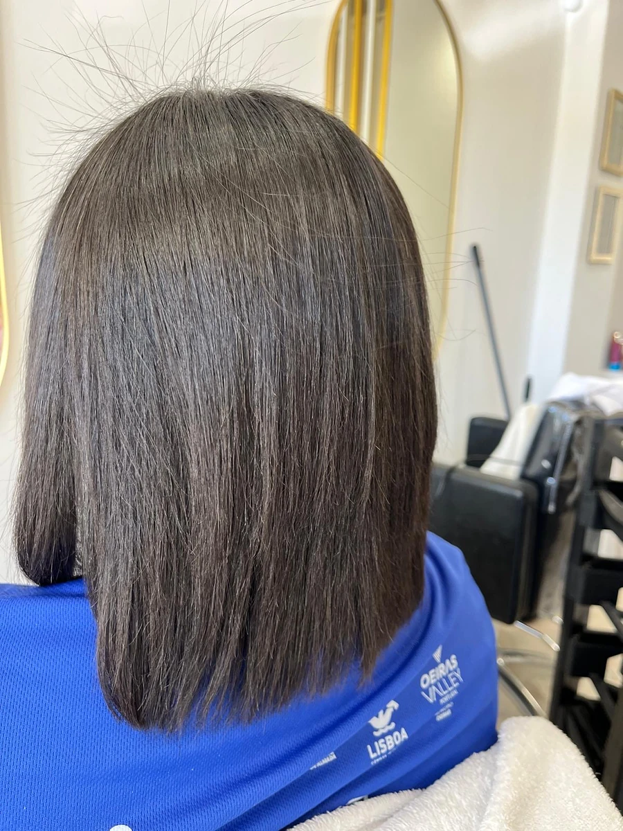 Cabelo escuro liso depois de progressiva, feito no Brilho Meu
