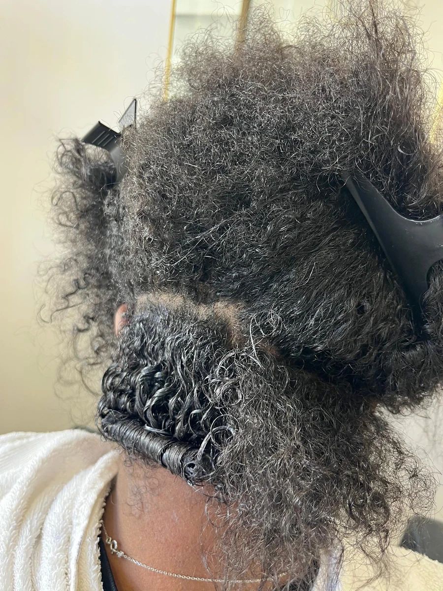 Cabelo afro natural separado por secções com molas, antes da progressiva