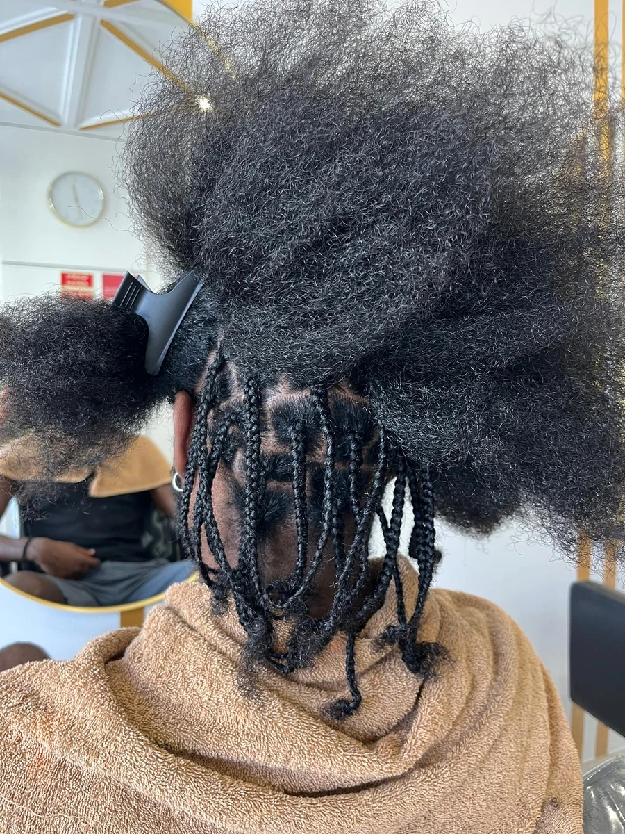 Tranças a meio, em cabelo natural crespo